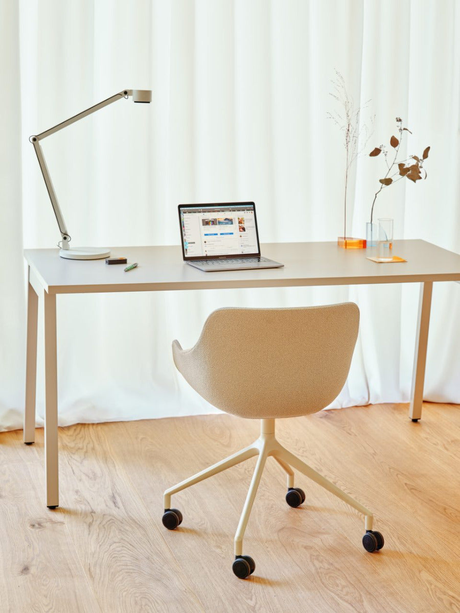 Moderner Ogi M BOM24E3 Schreibtisch von MDD, stilvolles Holzfinish, funktionale und platzsparende Lösung für kreative Arbeitsumgebungen.