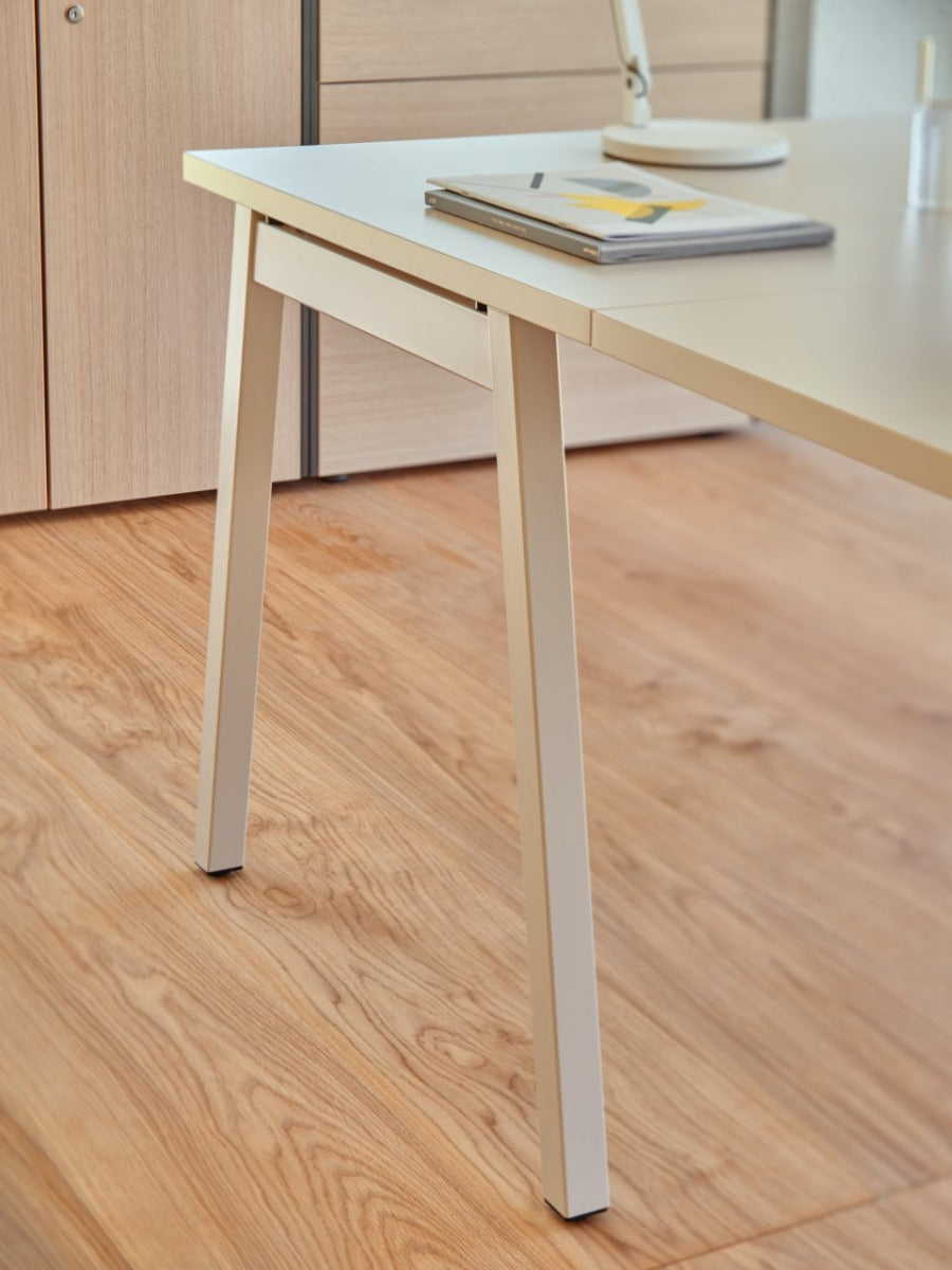 Eleganter Ogi M BOM24E3 Schreibtisch von MDD, ideal für kreative Büros, vereint modernes Design mit praktischen Funktionen für produktives Arbeiten.