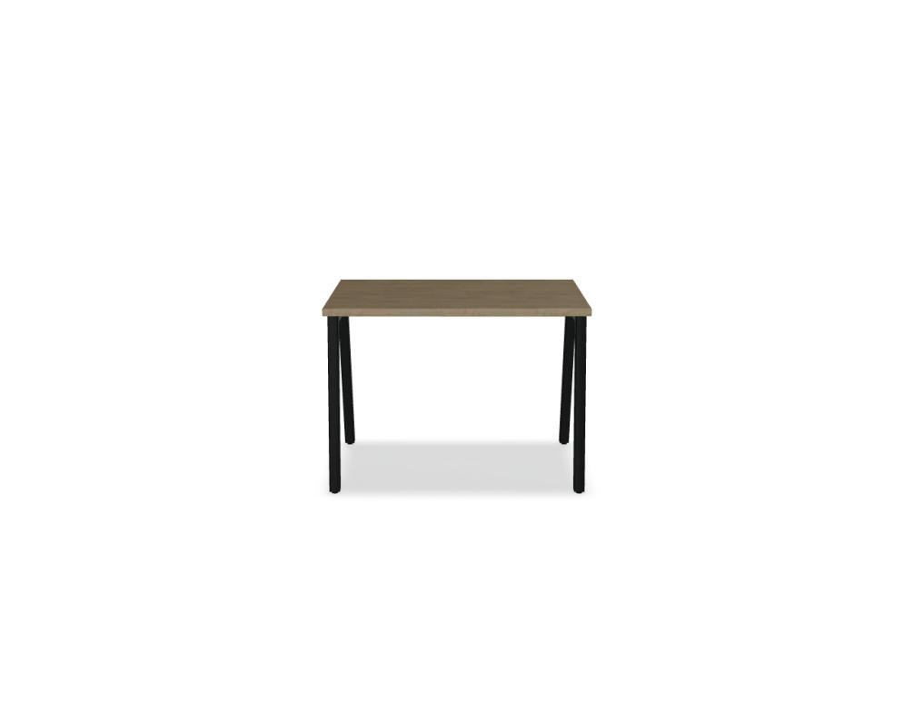 Schreibtisch Ogi M von Mdd mit Tischplatte in Honigeiche und schwarzem Metallgestell im 40x40 mm Profil, schräge Beine.