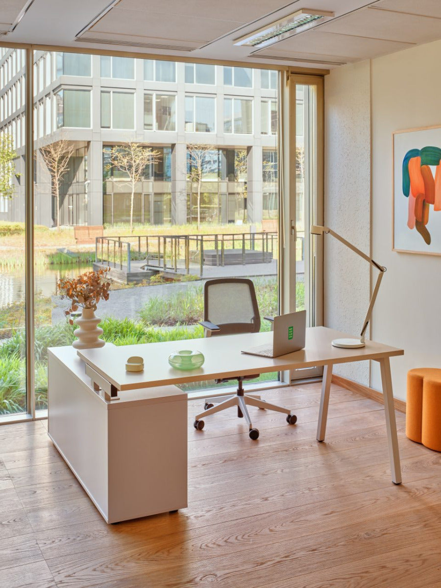 Eleganter Ogi M BOM20 Schreibtisch mit praktischem Schrank, stilvolles Design in Holzoptik, perfekt für produktives Arbeiten im Homeoffice.