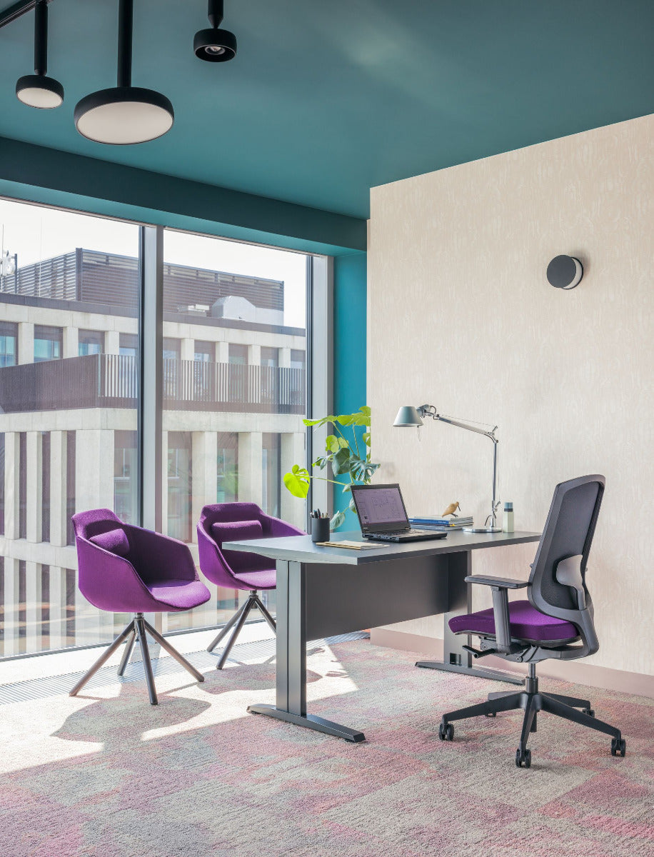 Moderner Ogi N BNG02 Schreibtisch von Mdd, elegant und funktional, ideal für stilvolle Arbeitsumgebungen.
