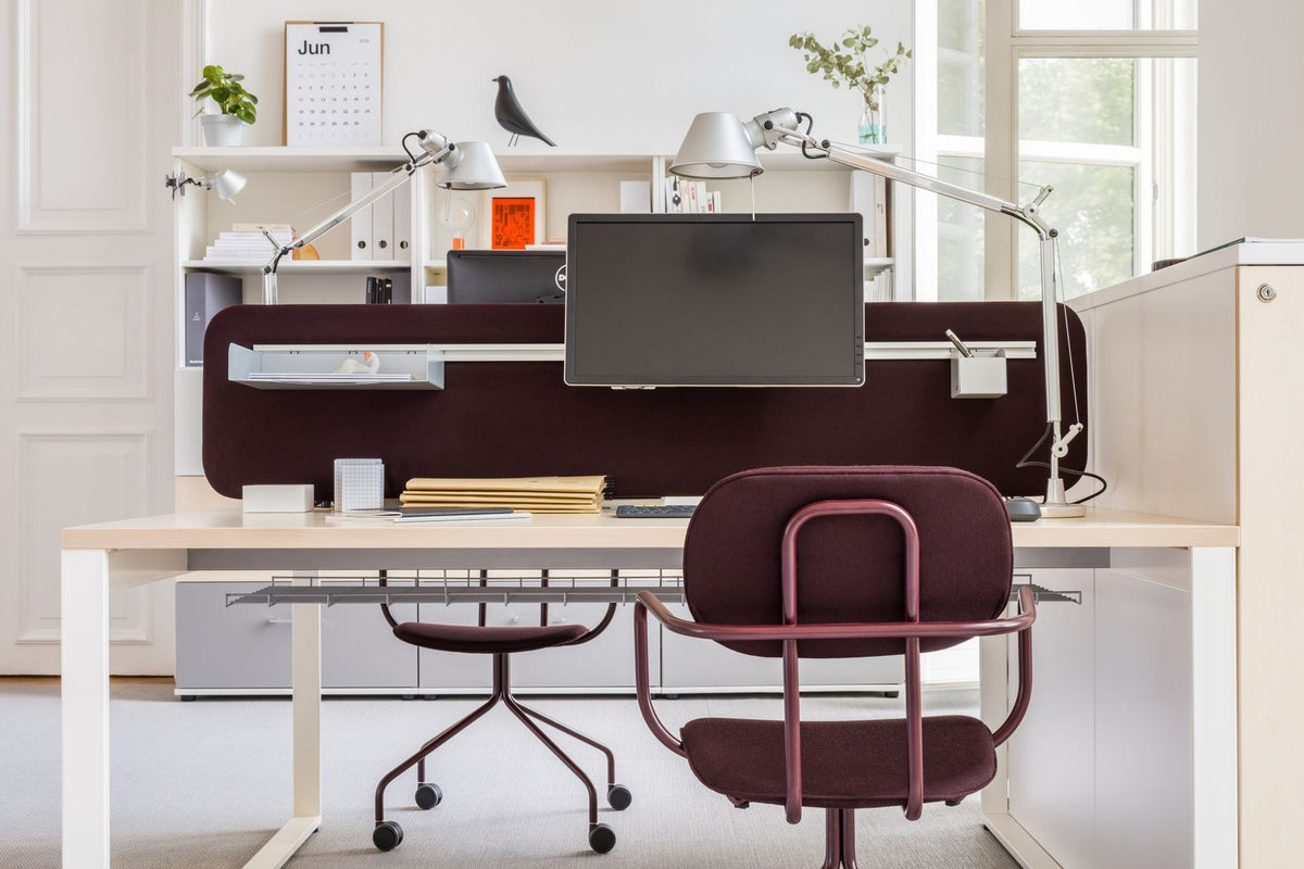 Doppelschreibtisch Ogi Q Bench mit Tischplatte in Honigeiche und schwarzem, pulverbeschichtetem Metallgestell, Ansicht von vorne.