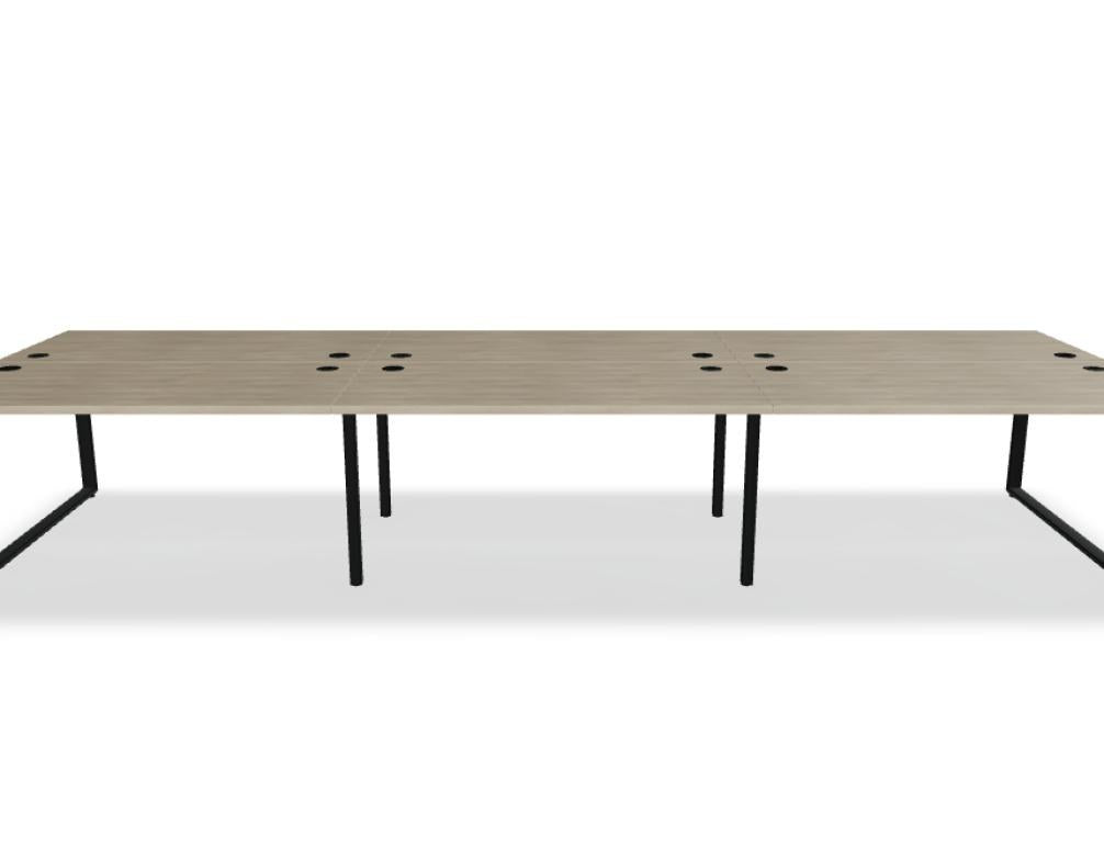 Doppelschreibtisch Ogi Q Bench mit Tischplatte in Honigeiche und schwarzem, pulverbeschichtetem Metallgestell, Ansicht von vorne.
