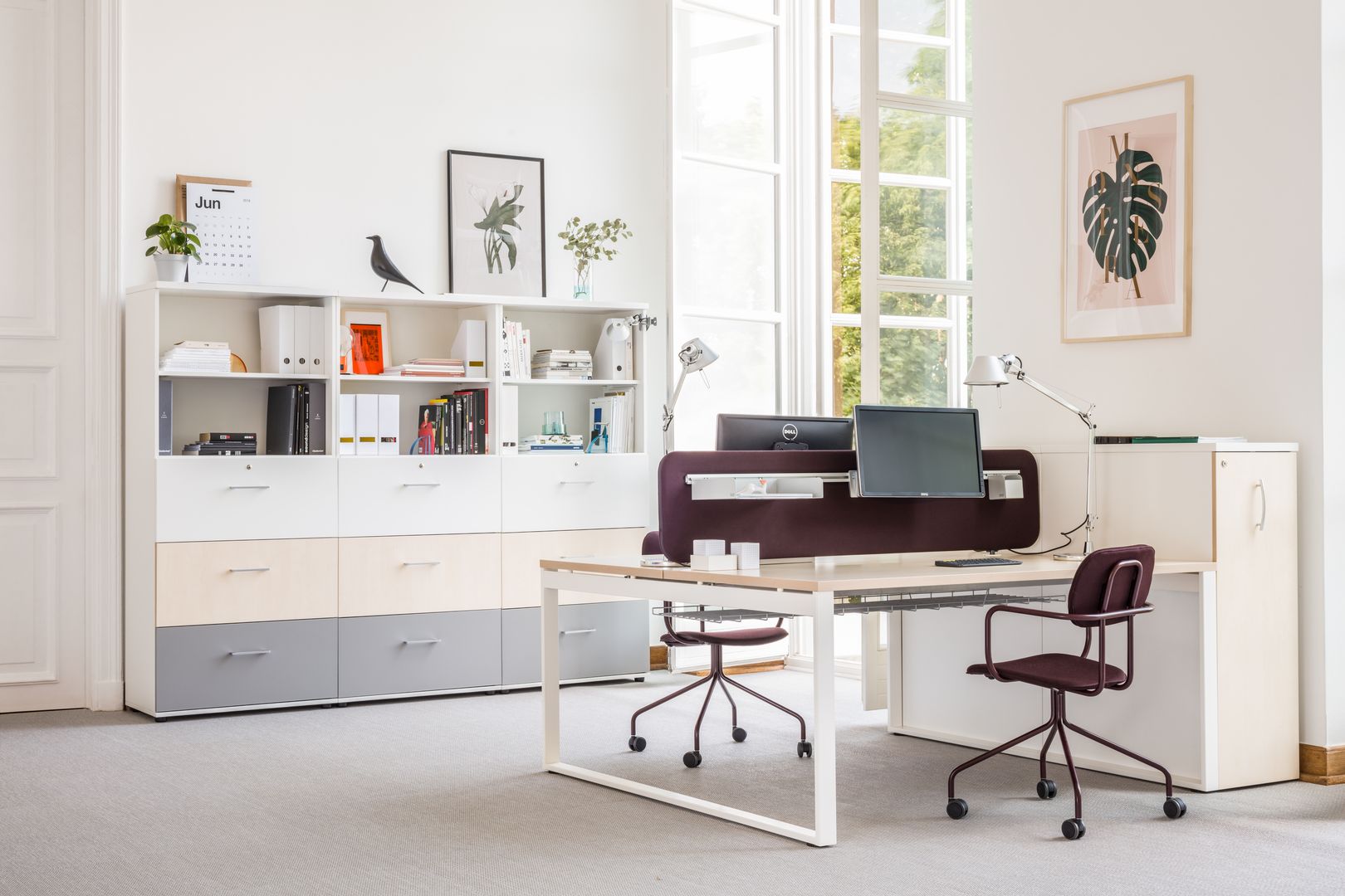 Moderner Doppelschreibtisch Ogi Q Bench BOQ52E4 von Mdd, ideal für effizientes Arbeiten in stilvollem Design mit grauer Oberfläche und stabiler Metallkonstruktion.