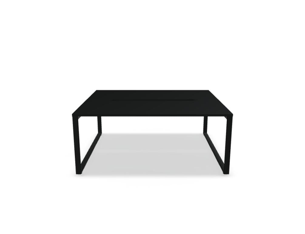Doppelschreibtisch Ogi Q Bench mit Tischplatte in Honigeiche und schwarzem, pulverbeschichtetem Metallgestell, Ansicht von vorne.
