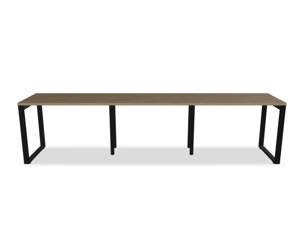 Helles Ogi Q BOQ10E3 Schreibtisch-Design aus Holzoptik, kompakte Arbeitsfläche, klare Linien, stabiler Metallrahmen, ideale Büro- oder Heimarbeitsstation