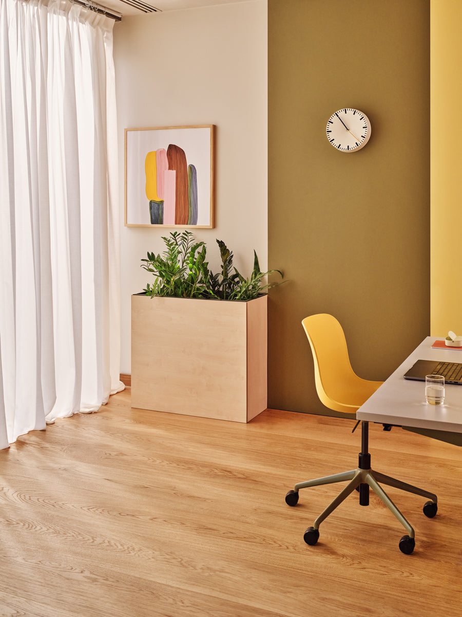 Eleganter Dreh-Schalenstuhl Baltic 2 Basic BLK1P22 in Schwarz, höhenverstellbar und mit Rollen, ideal für komfortable Büros und kreative Arbeitsplätze.