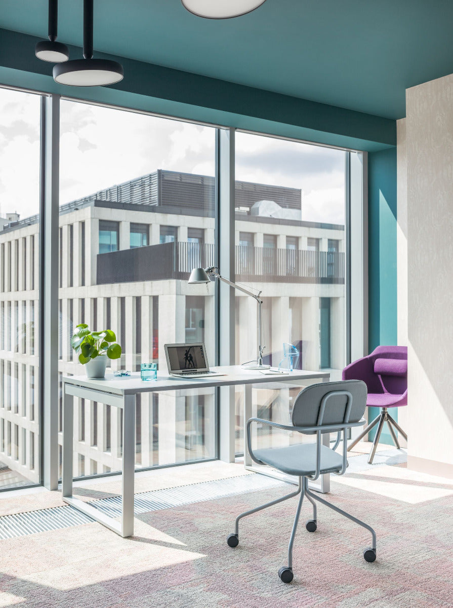 Eleganter Ogi Q BOQ20E3 Schreibtisch von Mdd, ideal für stilvolle Büros, mit minimalistischer Ästhetik und funktionalem Design.