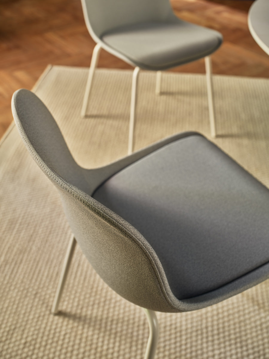 Eleganter Baltic 2 Classic BLK4P1 Stuhl mit robustem 4-Bein-Gestell in Schwarz, perfekt für zeitgemäße Wohn- und Arbeitsräume.
