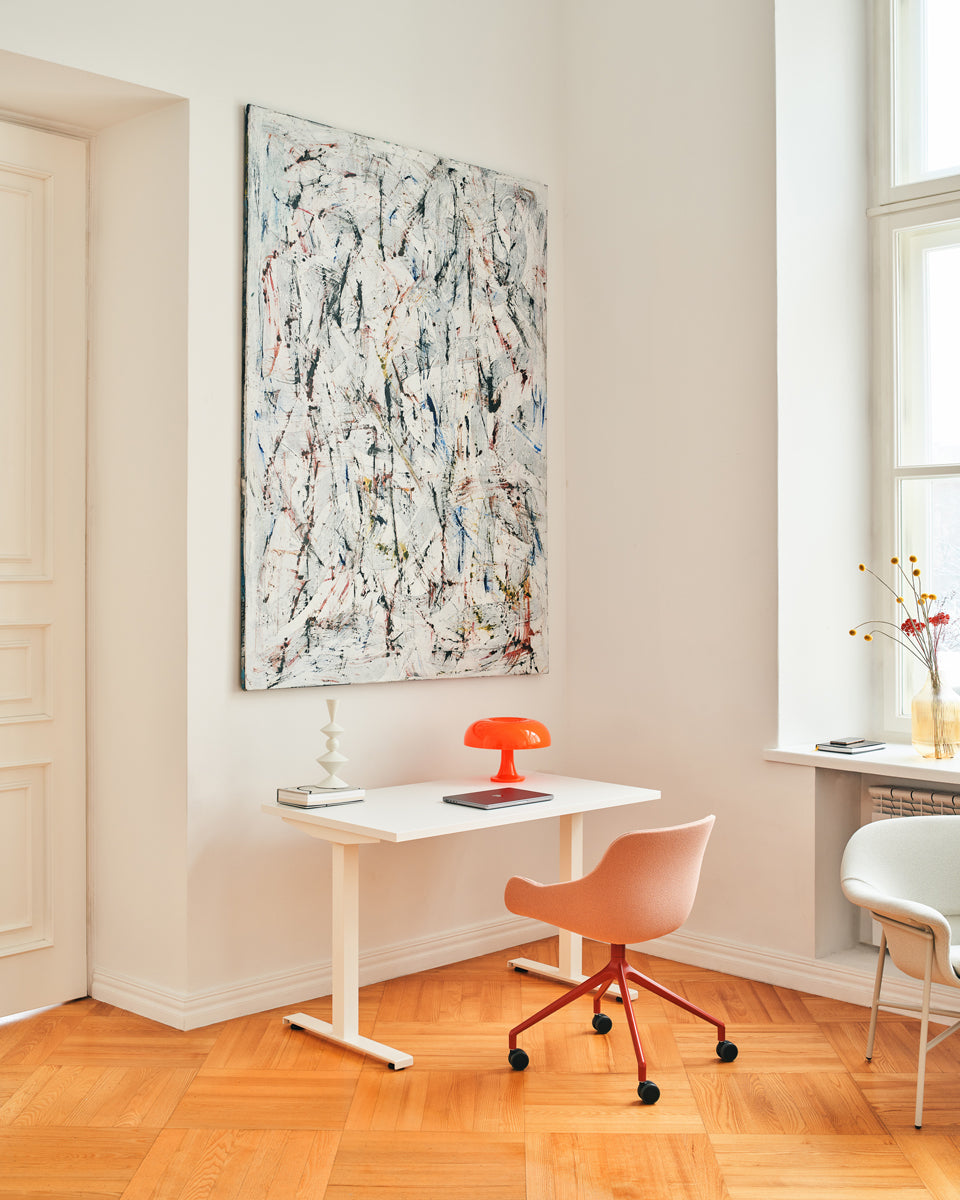 Eleganter Ogi T BOT52 Schreibtisch von MDD, ideal für ein modernes Büro, mit ansprechendem Design und viel Platz für kreative Projekte.