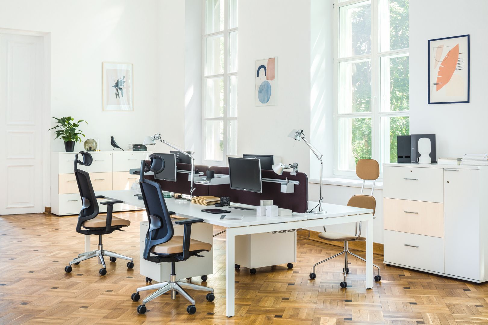 Moderner Doppelschreibtisch Ogi U Bench BOU32E2 von MDD, perfekt für effizientes Arbeiten in ansprechendem, zeitgemäßem Stil.