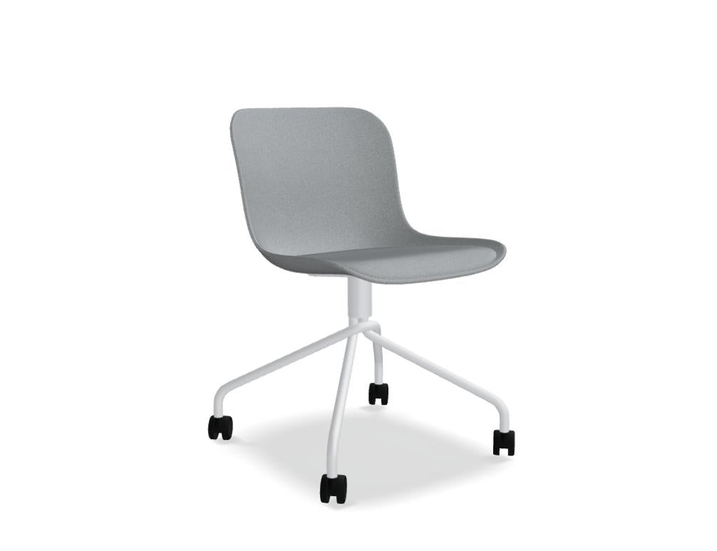 Bild eines eleganten Stuhls Baltic 2 Classic BLK4P13K mit schwarzer Drehbasis, geschwungener Sitzfläche und minimalistischer Ästhetik; neutrale Farbtöne, moderne Büroeinrichtung.