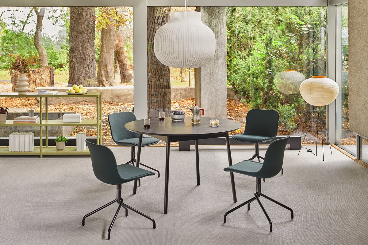 Drehstuhl Baltic 2 Classic von Mdd mit gepolstertem Schalensitz, Aluminium-Drehgestell und 4-Sternfuss, Ansicht von vorne.