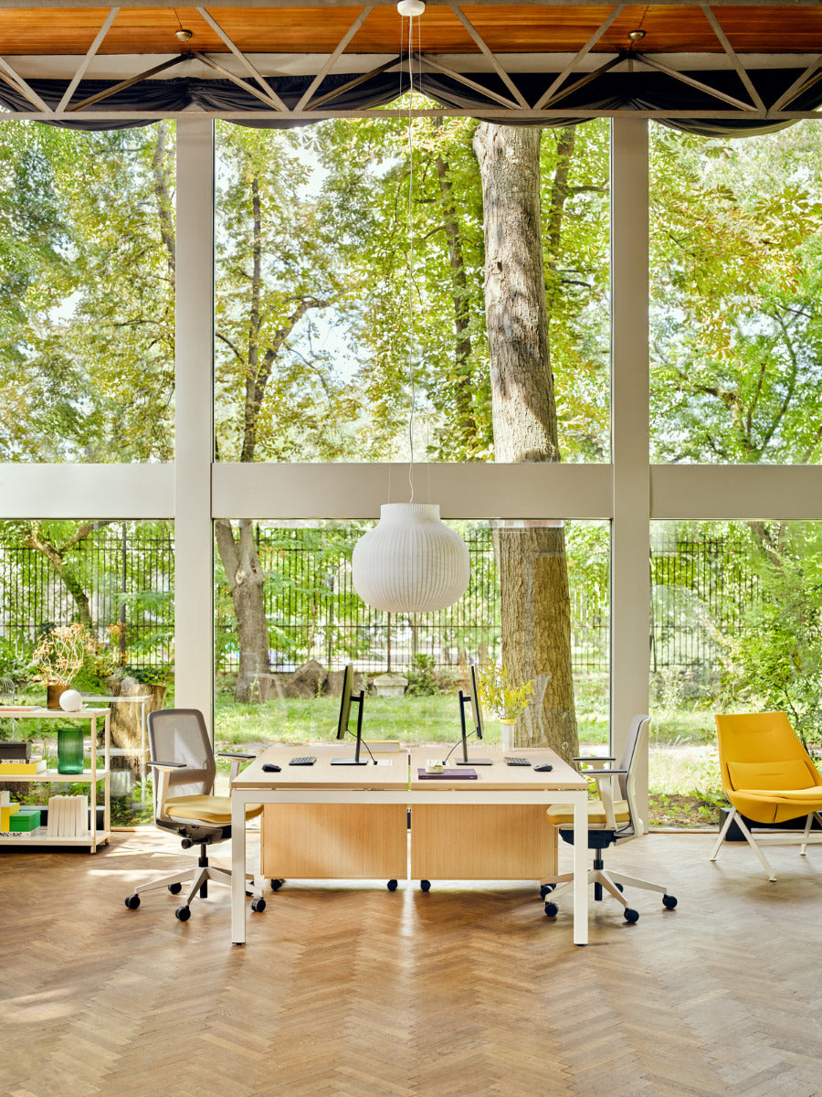Moderner Doppelschreibtisch Ogi U Bench BOU48E2 mit elegantem Design, stabilen U-Beinen und integriertem Sichtschutz für effizientes Arbeiten.