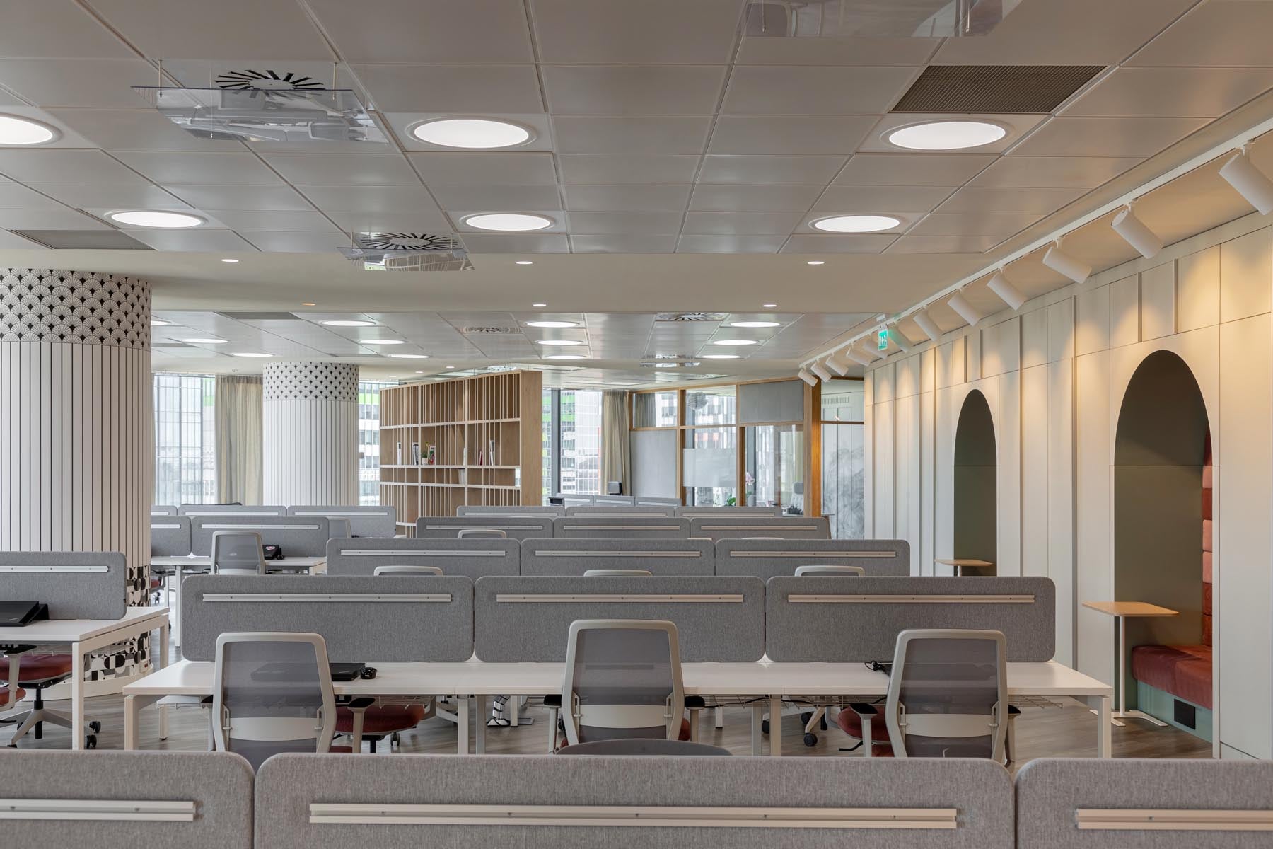 Eleganter Doppelschreibtisch Ogi U Bench BOU48E3 von Mdd, perfekt für kreative Arbeitsumgebungen, vereint Funktionalität und modernes Design.