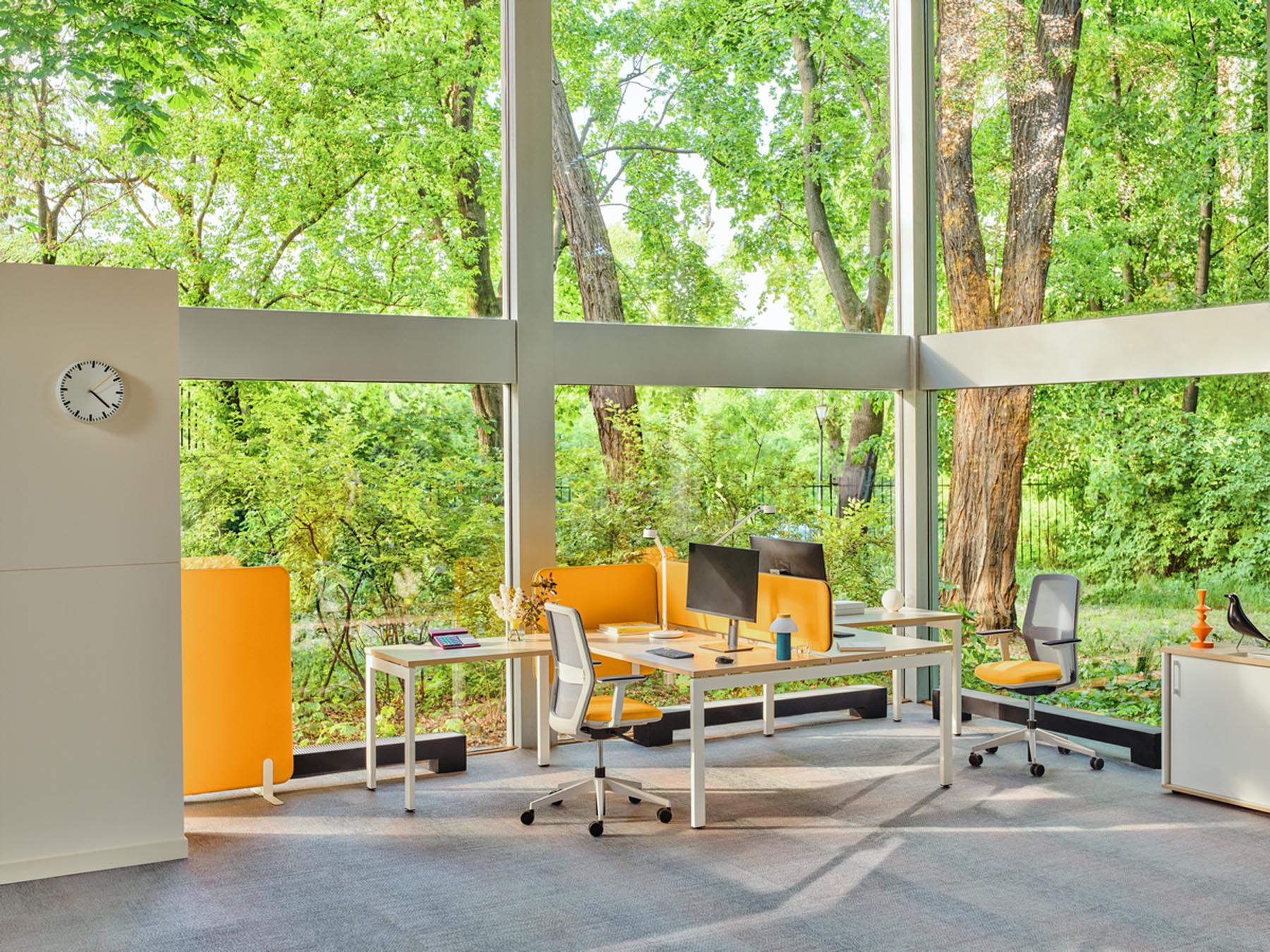 Moderner Doppelschreibtisch Ogi U Bench BOU50E3 von Mdd, ideal für effizientes Arbeiten zu zweit, mit elegantem Design und harmonischen Farben.