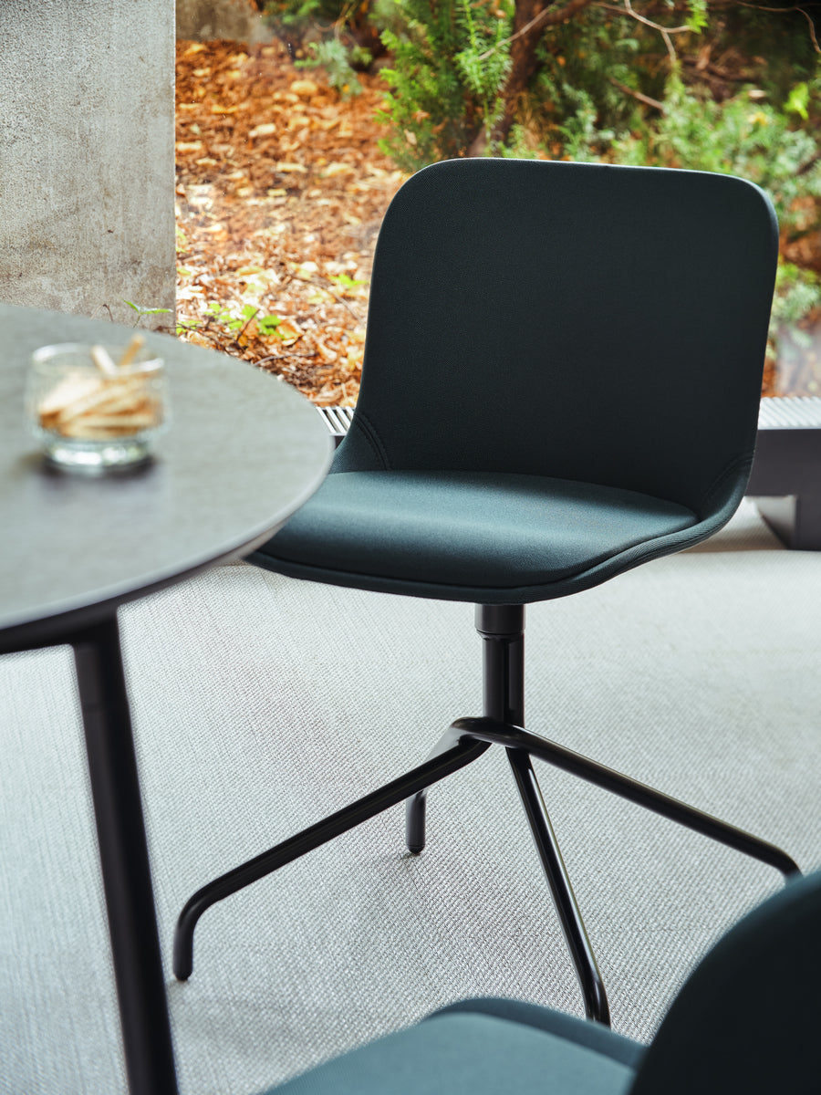 Eleganter Baltic 2 Classic Drehstuhl BLK4P19K von MDD, mit stilvoller schwarzer Basis und komfortablem, gepolstertem Sitz, ideal für moderne Büros.