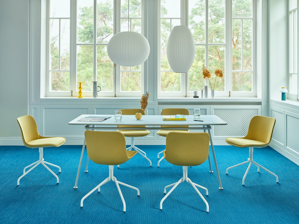 Drehstuhl Baltic 2 Classic von Mdd mit gepolstertem Schalensitz, Aluminium-Drehgestell und 4-Sternfuss, Ansicht von vorne.