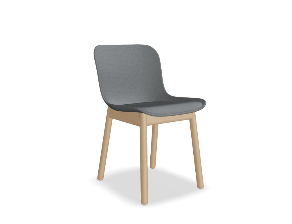 Stuhl Baltic 2 Classic BLK4P14 mit schwarzer Schale und eleganter Holzbasis auf hellen Holzboden; modernes, zeitloses Design, hochwertige Verarbeitung