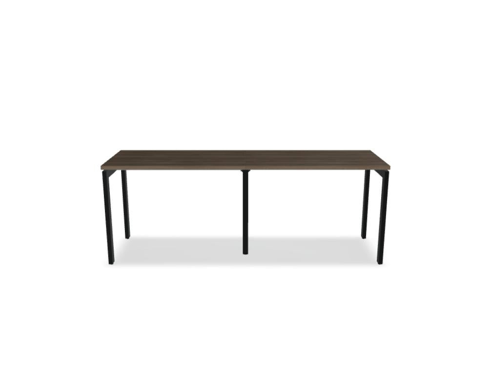 Schreibtisch Ogi U von Mdd mit Tischplatte in Honigeiche und pulverbeschichtetem, schwarzem Metallgestell im minimalistischen Design.