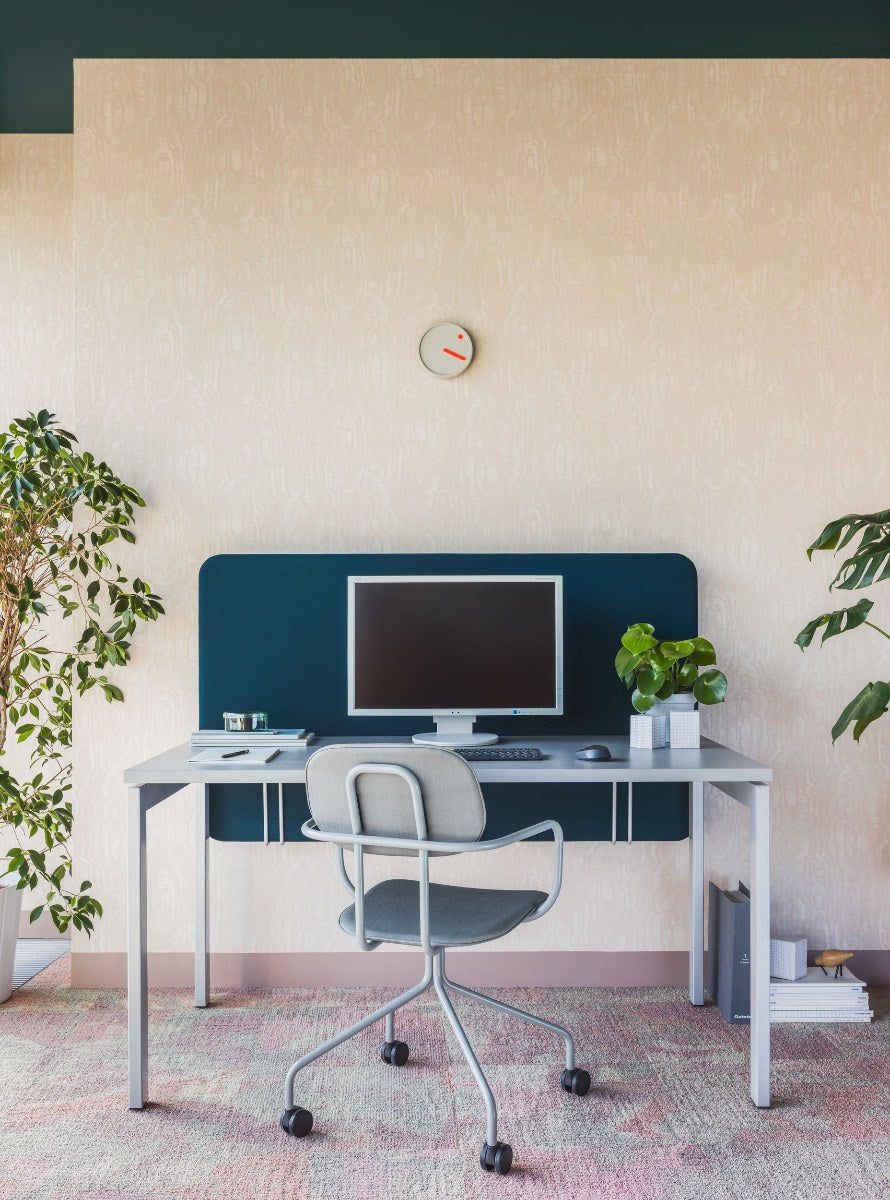 Schreibtisch Ogi U von Mdd mit Tischplatte in Honigeiche und pulverbeschichtetem, schwarzem Metallgestell im minimalistischen Design.