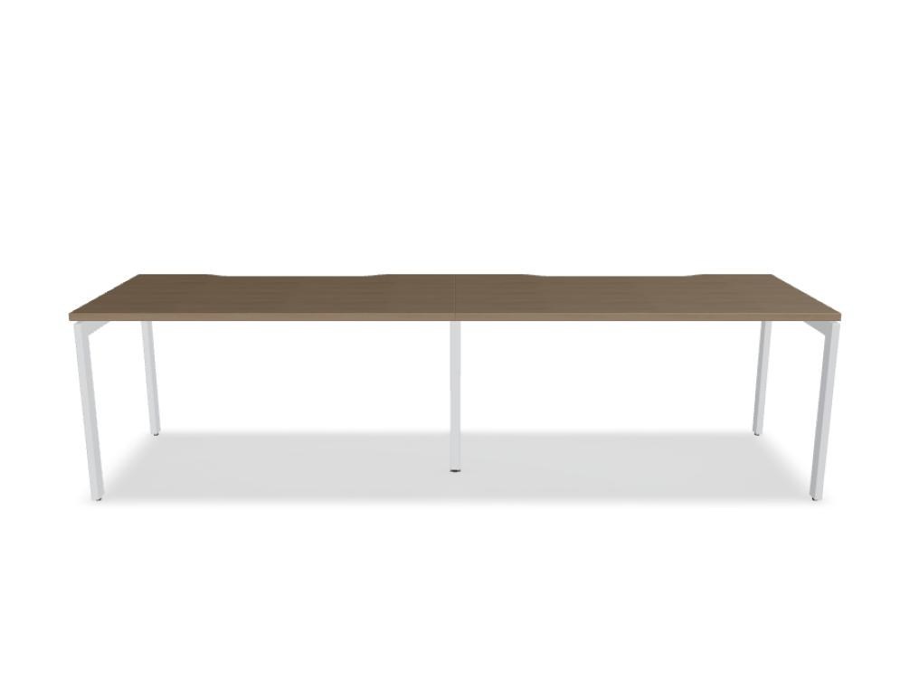 Schreibtisch Ogi U von Mdd mit Tischplatte in Honigeiche und pulverbeschichtetem, schwarzem Metallgestell im minimalistischen Design.