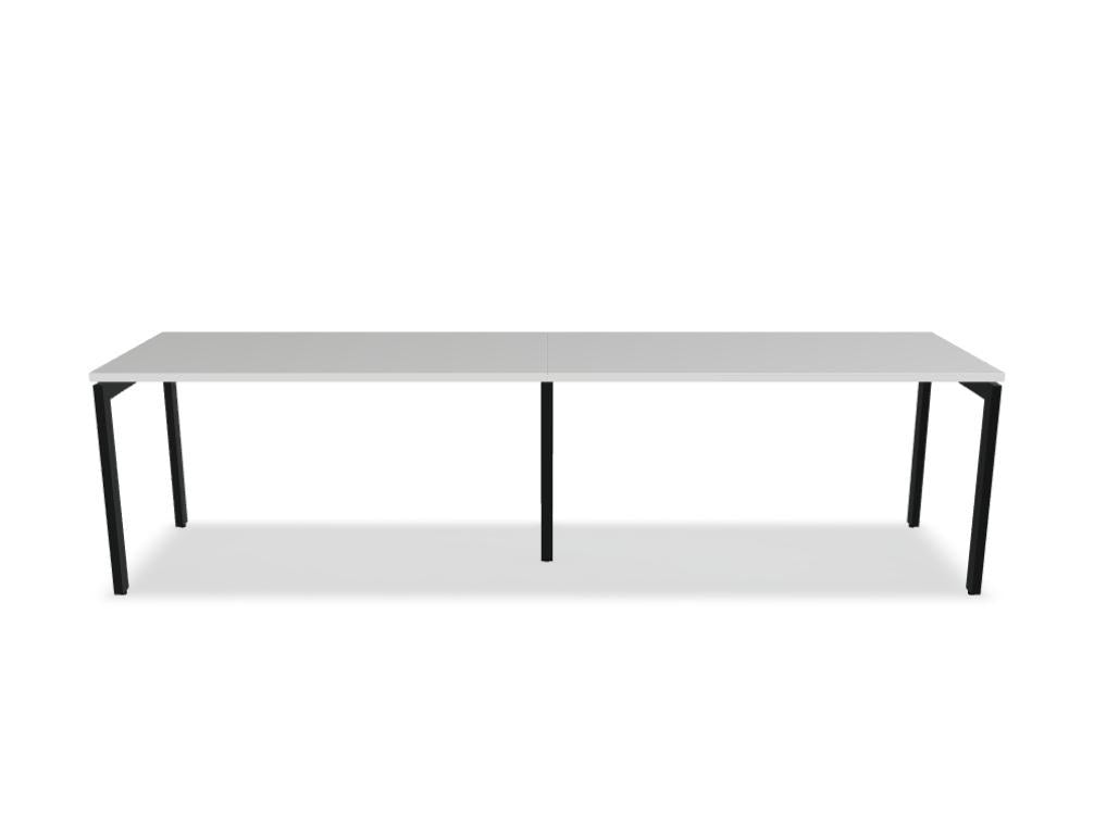 Schreibtisch Ogi U von Mdd mit Tischplatte in Honigeiche und pulverbeschichtetem, schwarzem Metallgestell im minimalistischen Design.