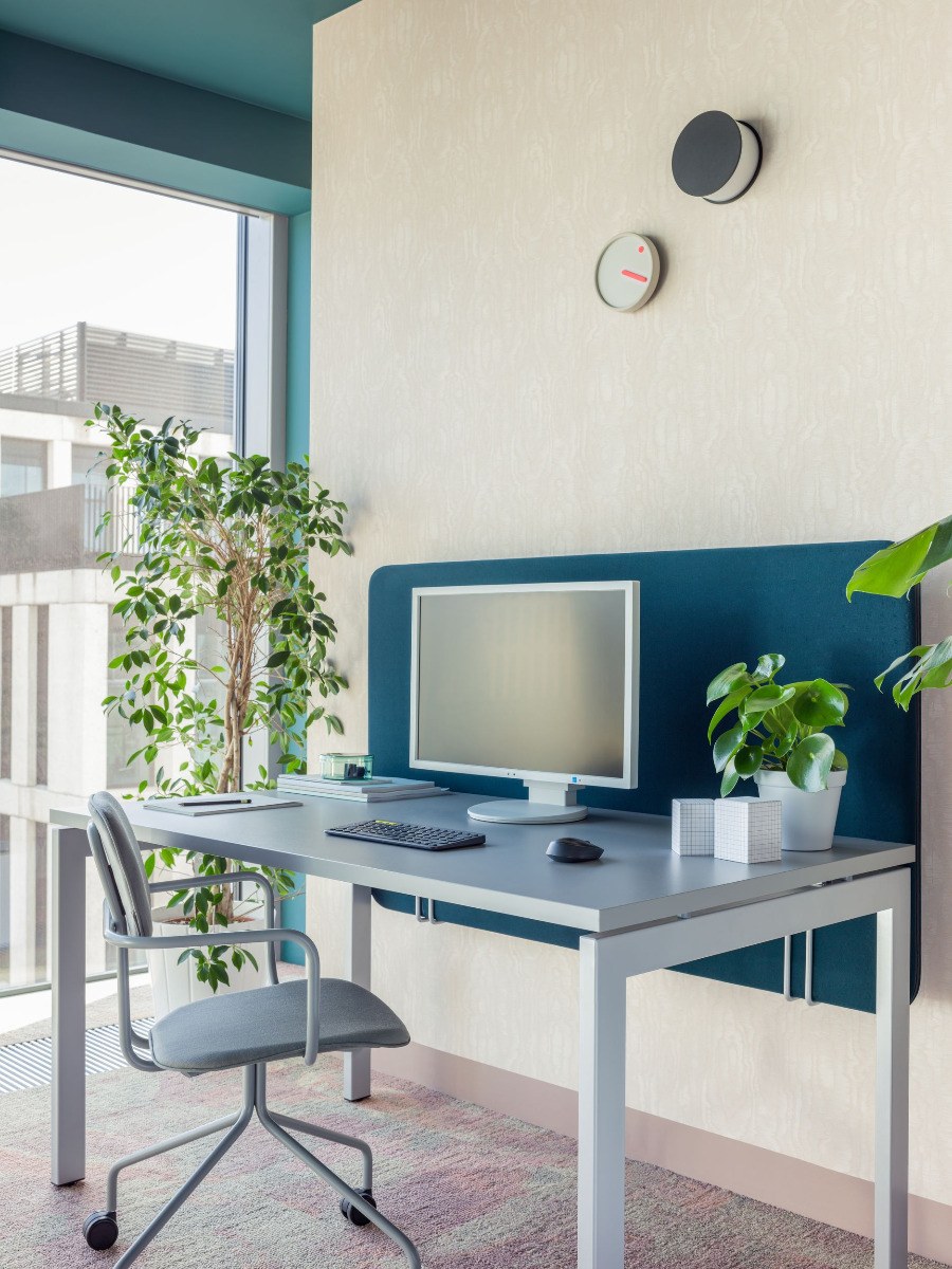 Schreibtisch Ogi U von Mdd mit Tischplatte in Honigeiche und pulverbeschichtetem, schwarzem Metallgestell im minimalistischen Design.