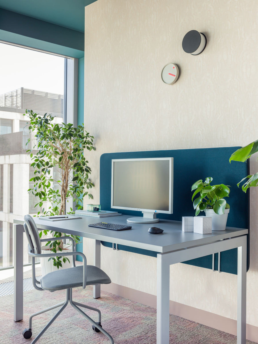 Stylischer Ogi U BOU16E4 Schreibtisch von Mdd, der mit seiner klaren Linienführung und der Kombination aus Weiß und Grau ideal für jedes Büroambiente ist.