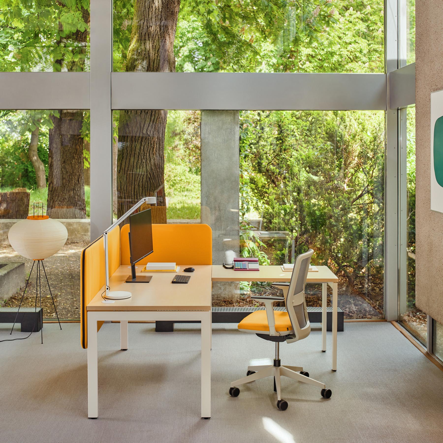 Moderner Ogi U BOU19E4 Schreibtisch von Mdd mit eleganter U-Form, stilvoller heller Oberfläche und ideal für kreative Arbeitsumgebungen.