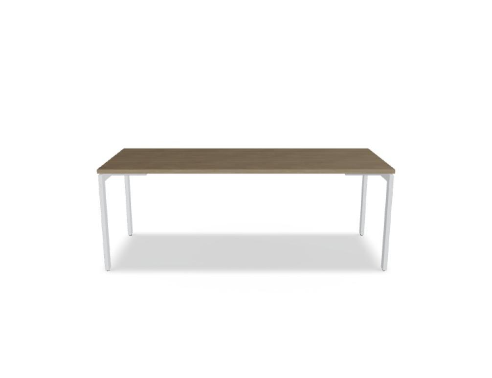 Schreibtisch Ogi U von Mdd mit Tischplatte in Honigeiche und pulverbeschichtetem, schwarzem Metallgestell im minimalistischen Design.