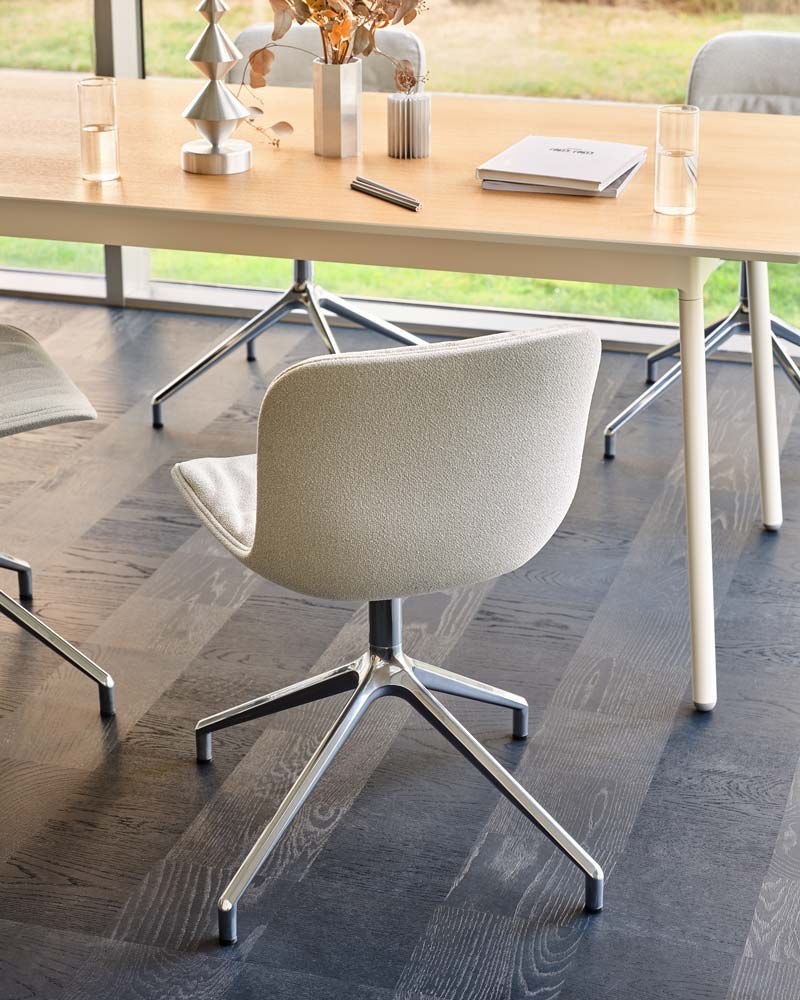 Drehstuhl Baltic 2 Soft Duo mit gefälteltem, dunkelbeigem Sitzpolster und poliertem Aluminium-Sternfussgestell auf vier Rollen.