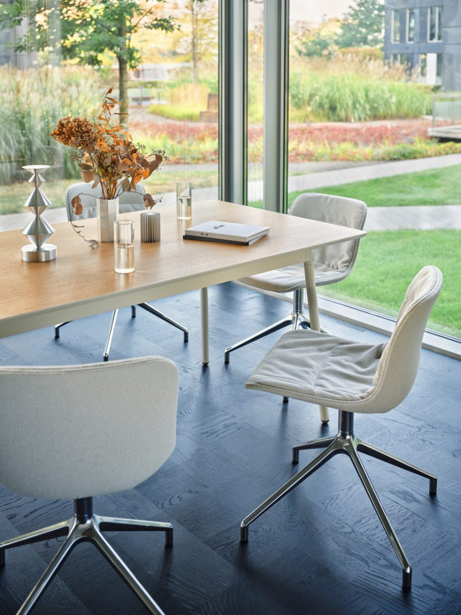 Eleganter Drehstuhl Baltic 2 Soft Duo in Schwarz mit stilvollem, poliertem Aluminiumgestell und praktischen Rollen für flexibles Sitzen.