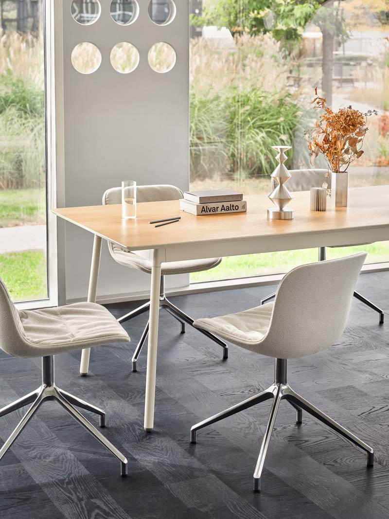 Moderner Drehstuhl Baltic 2 Soft Duo in Schwarz, ausgestattet mit einem glänzenden Aluminiumgestell und beweglichen Rollen für optimale Flexibilität.