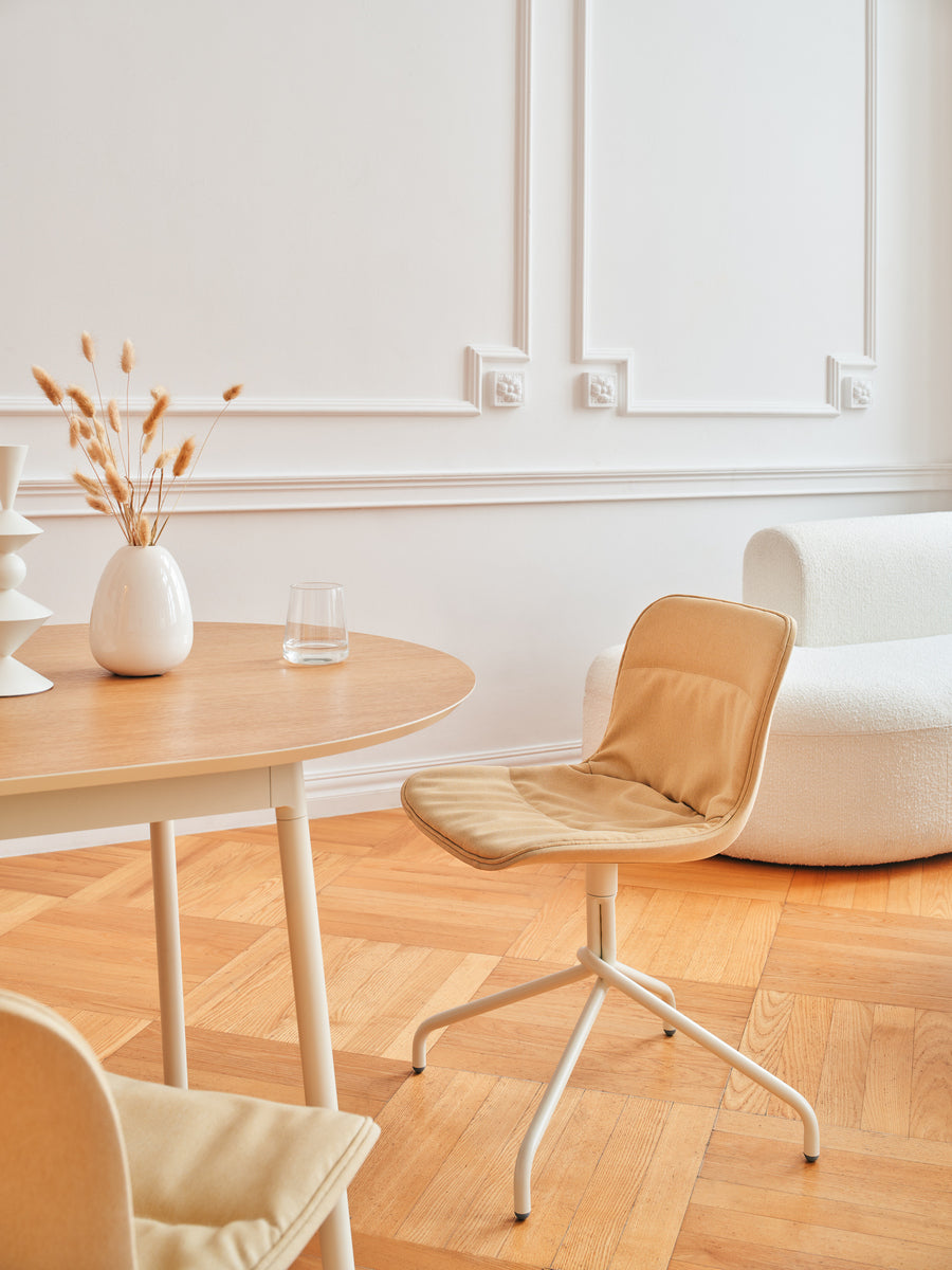 Eleganter Drehstuhl Baltic 2 Soft Duo BLK5P13 in Schwarz, perfekt für moderne Arbeitsumgebungen, vereint Komfort und zeitgemäßes Design.