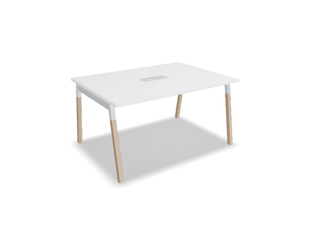 Ogi W SW114 Konferenztisch von Mdd mit heller Platte und schrägen Holzbeinen, modern und einladend für Meetingräume.