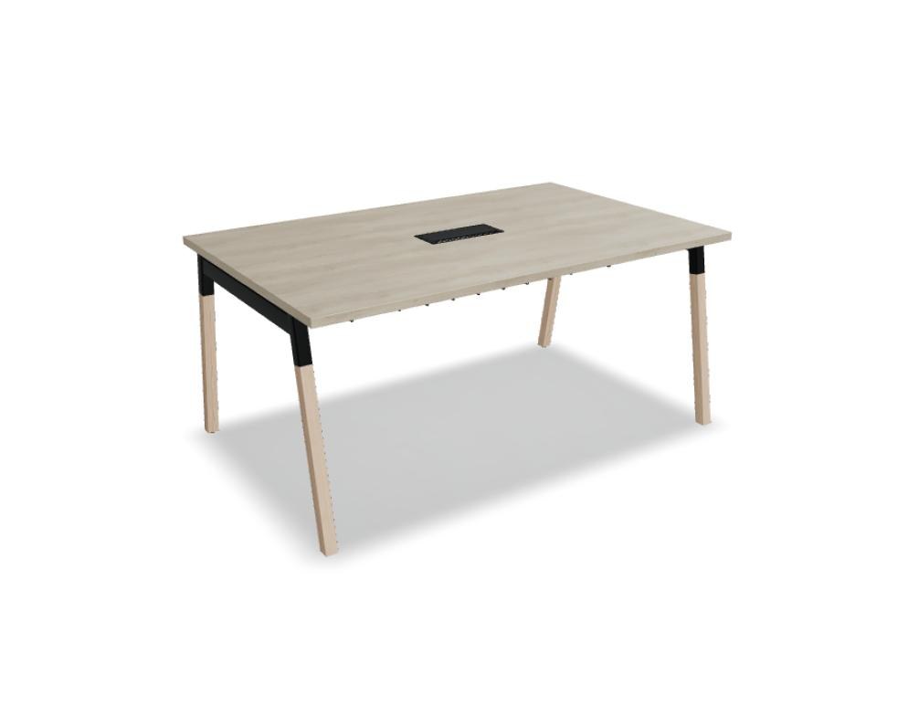 Konferenztisch Ogi W von Mdd mit Tischplatte in Honigeiche, Holzbeinen in Naturesche und schwarzem Metallgestell im Büro.