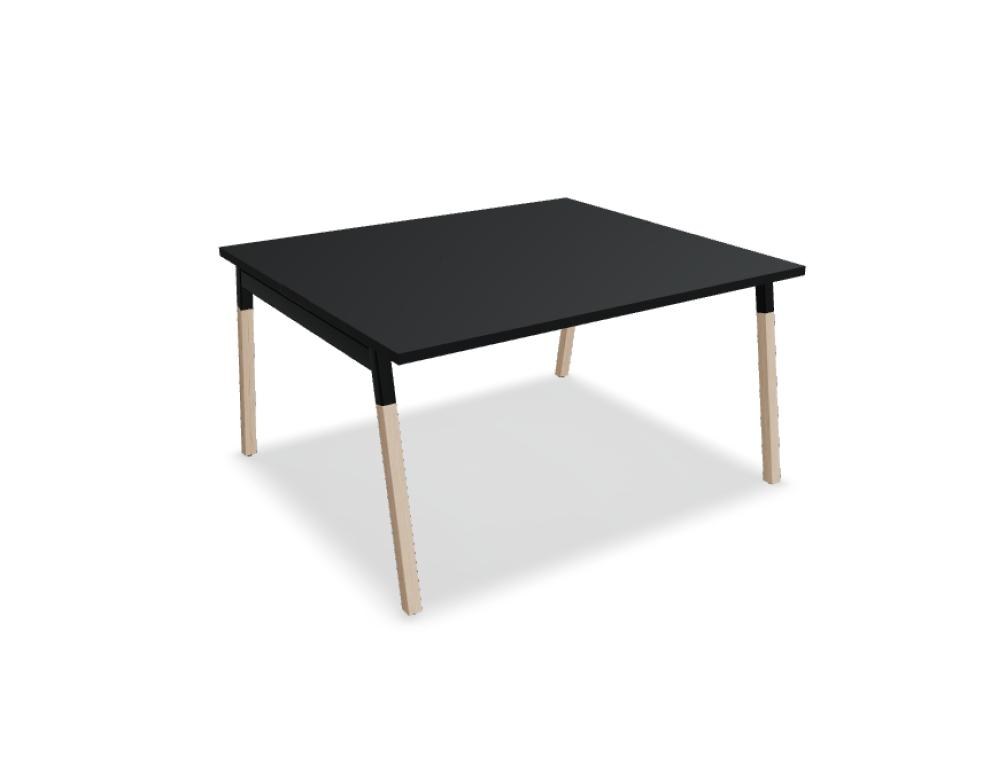 Konferenztisch Ogi W von Mdd mit Tischplatte in Honigeiche, Holzbeinen in Naturesche und schwarzem Metallgestell im Büro.