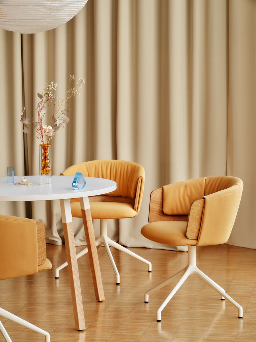 Eleganter Kaffeetisch Ogi W PLD10 mit stilvollen Holzbeinen und schwarzer Tischplatte, perfekt für moderne Wohnräume und gemütliche Zusammenkünfte.