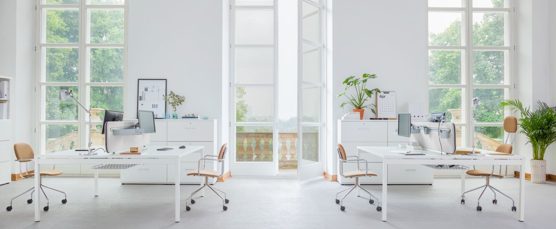 Der Ogi Y Bench BOY46E2 Doppelschreibtisch von MDD bietet stilvolle Arbeitsplätze mit harmonischem Design und hochwertiger Holzoberfläche in dunkler Farbe.