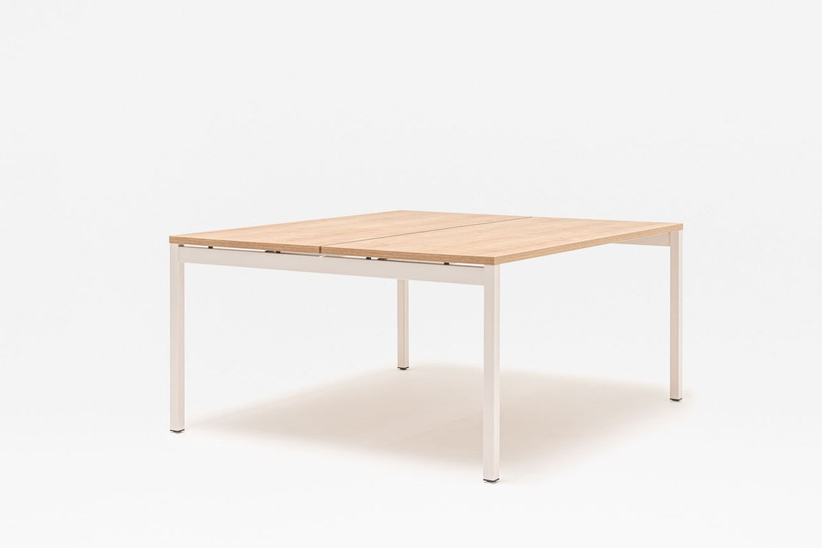 Doppelschreibtisch Ogi Y Bench von Mdd in Honigeiche mit schwarzem Metallgestell, Tischplatte für zwei Arbeitsplätze nebeneinander.
