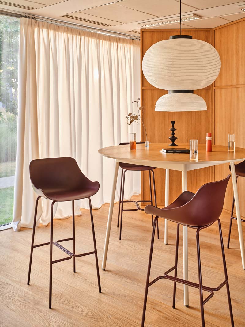 Stylischer Baltic Basic BL1P24H Barhocker für den Außenbereich, mit elegantem schwarzem Gestell und komfortabler Sitzschale.