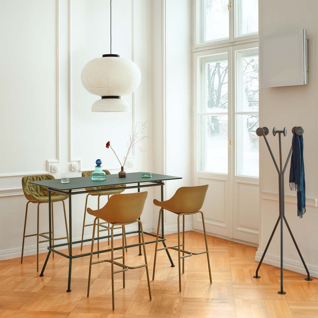 Stylischer Barhocker Baltic Basic BL1P4H von Mdd, perfekt für den Außenbereich, bietet Komfort und zeitgemäße Ästhetik für jede Terrasse.