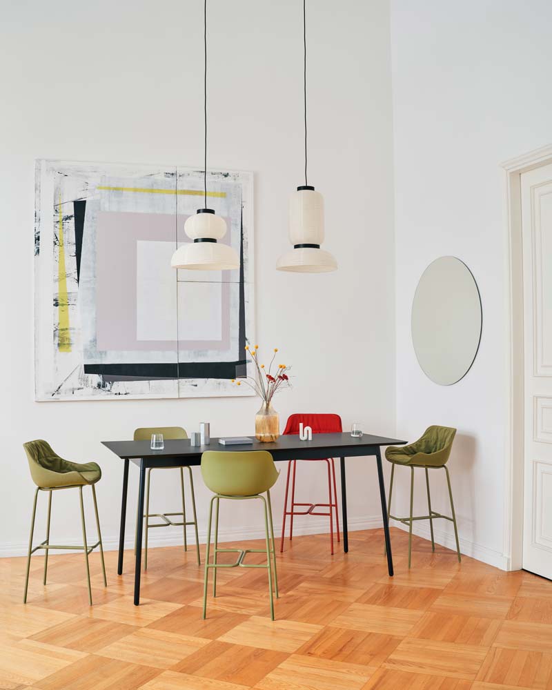 Stylischer Barhocker Baltic Basic BL1P5H von Mdd für den Außenbereich, mit elegantem Design und komfortabler hellgrauer Polsterung.