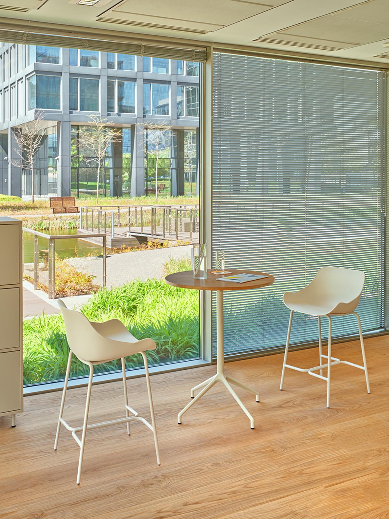 Stylischer und bequemer Outdoor-Barstuhl Baltic Basic BL1P5H von Mdd, perfekt für gesellige Stunden im Freien.