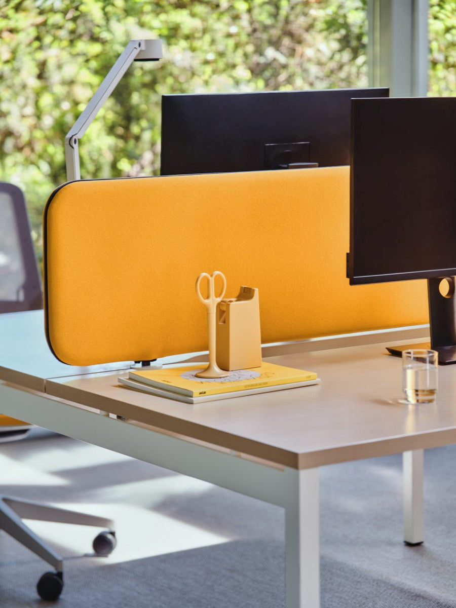 Eleganter Ogi Y BOY01E2 Schreibtisch von Mdd: stilvolles Design in hellen Holz- und Weißtönen, perfekt für produktives Arbeiten zu Hause oder im Büro.