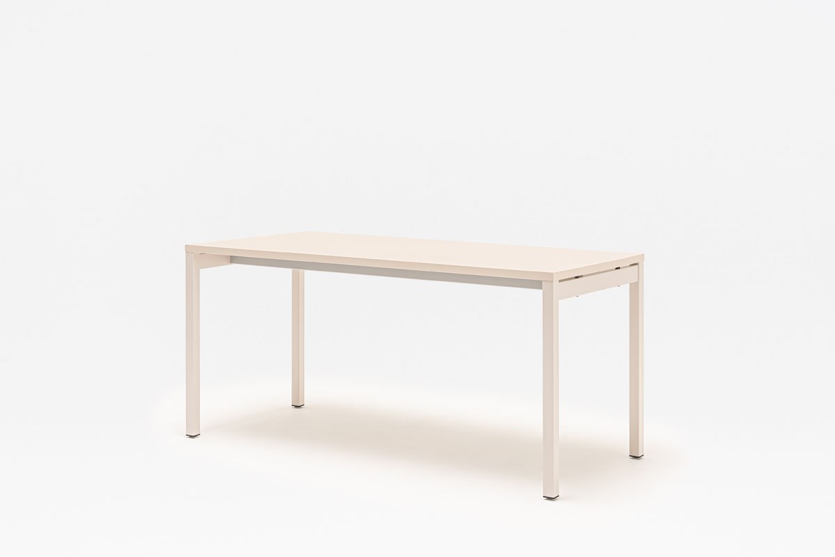 Schreibtisch Ogi Y von Mdd mit Tischplatte in Honigeiche und schwarzem Metallgestell, Profil 40x40 mm, für Büroarbeitsplätze.