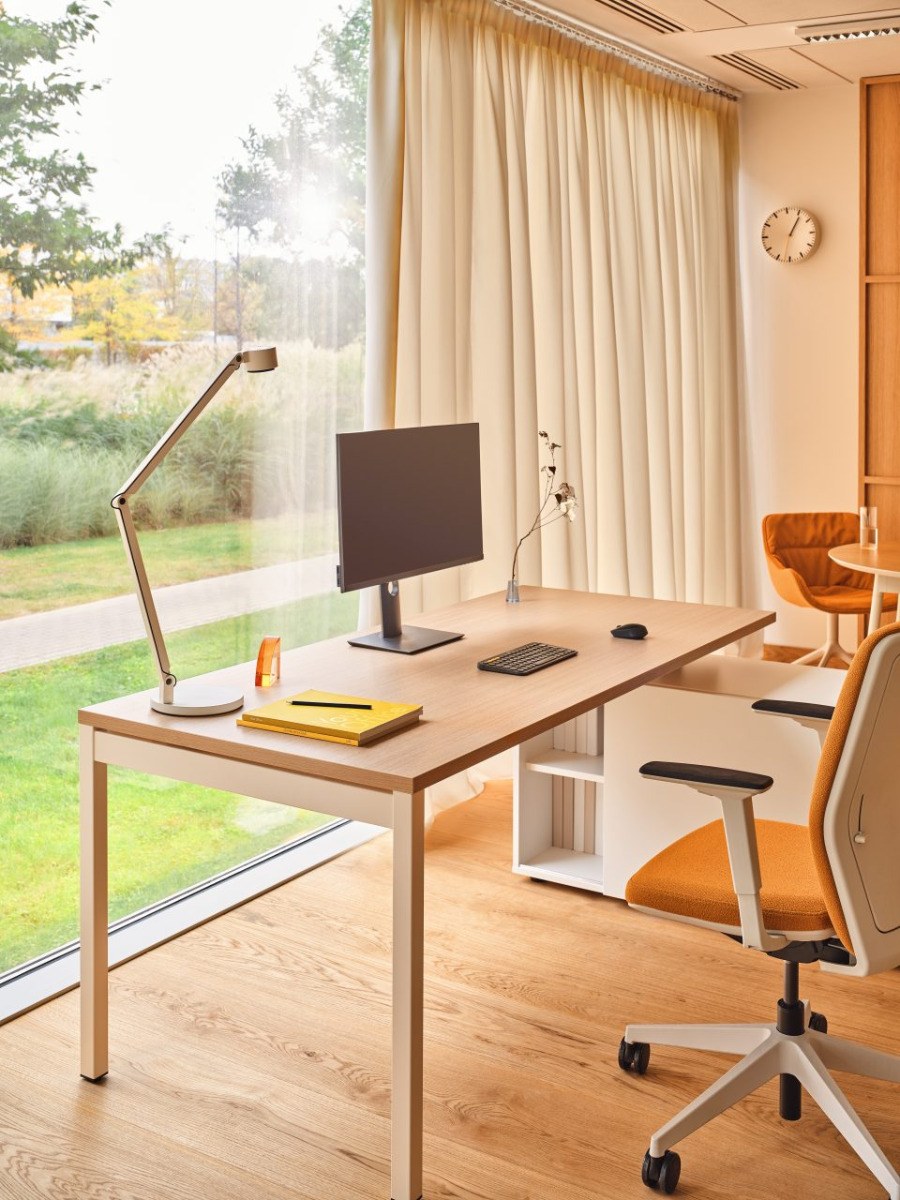 Schreibtisch Ogi Y mit Managerschrank in Honigeiche, Metallgestell schwarz halbmatt, Melaminplatte mit ABS-Umleimer, Massangaben 160x160x74 cm.