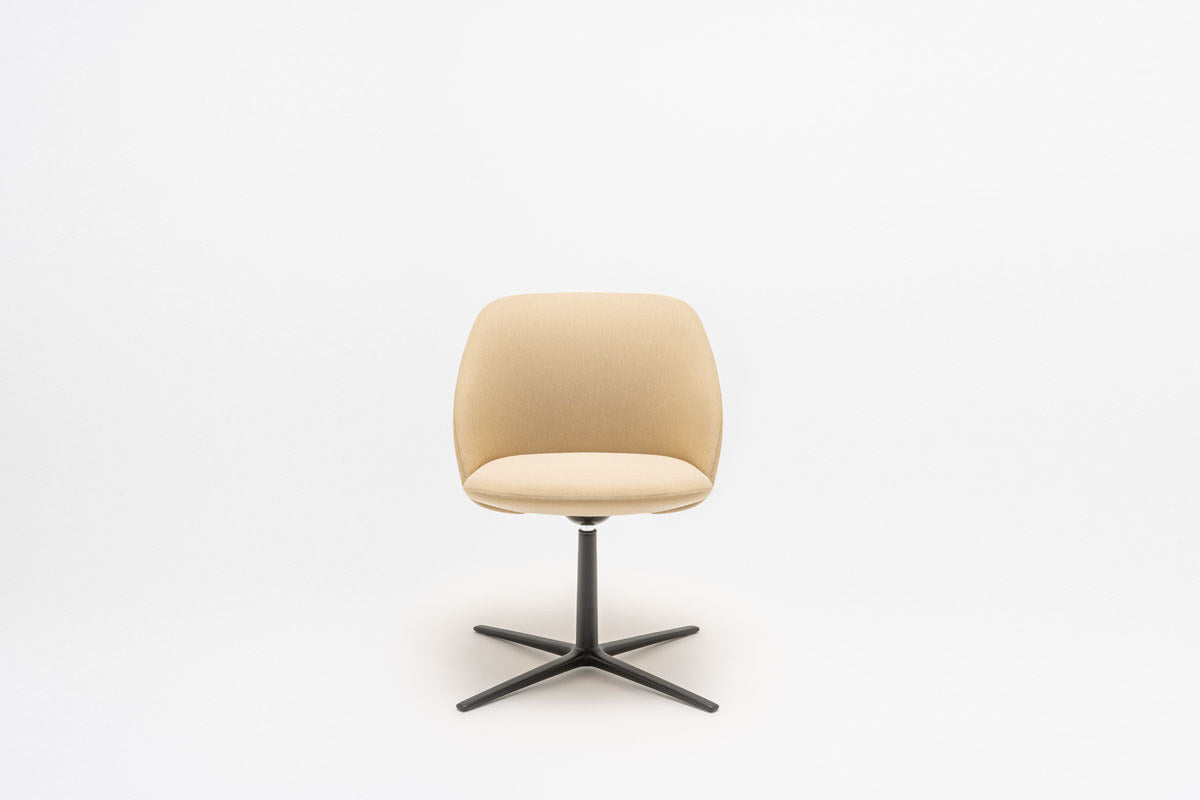 Loungesessel Paralel mit gepolsterter Sitzschale in Dunkelbeige, 4-Sternfuss-Drehgestell aus Aluminium, organische Form von Mdd