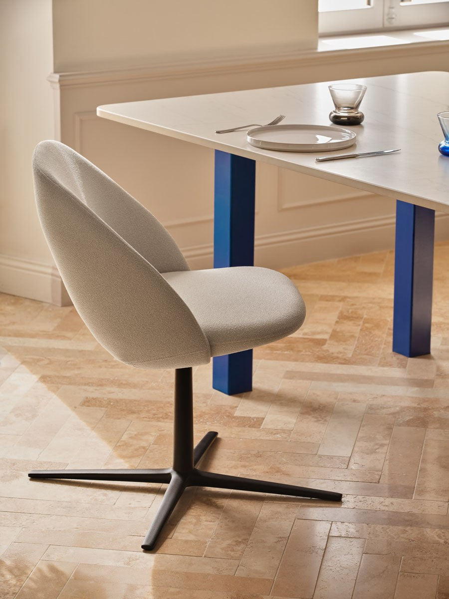 Loungesessel Paralel mit gepolsterter Sitzschale in Dunkelbeige, 4-Sternfuss-Drehgestell aus Aluminium, organische Form von Mdd